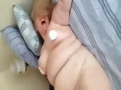 Mogliettina video amatoriali selen ottenuto il regalo di Halloween chiuse gli occhi